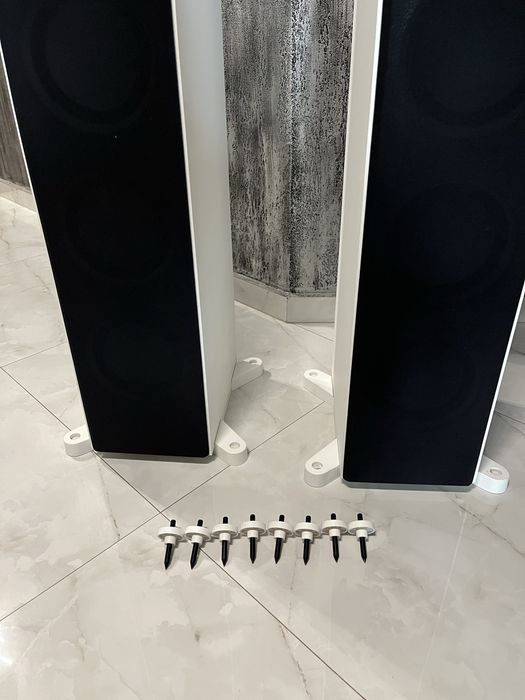 KEF Q750.