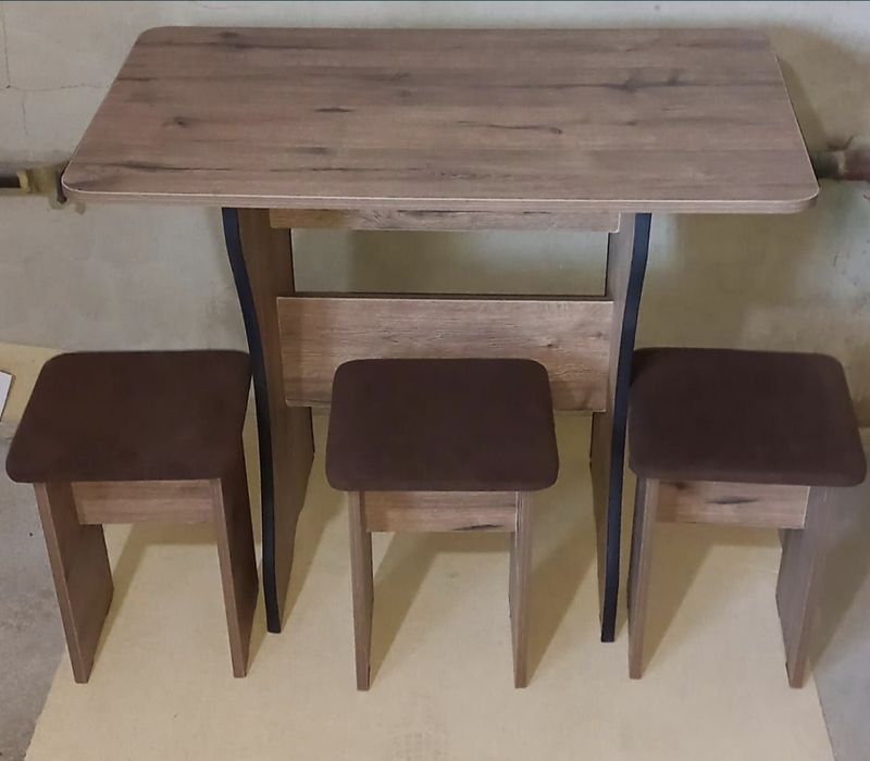 Стол и 4 табуретки