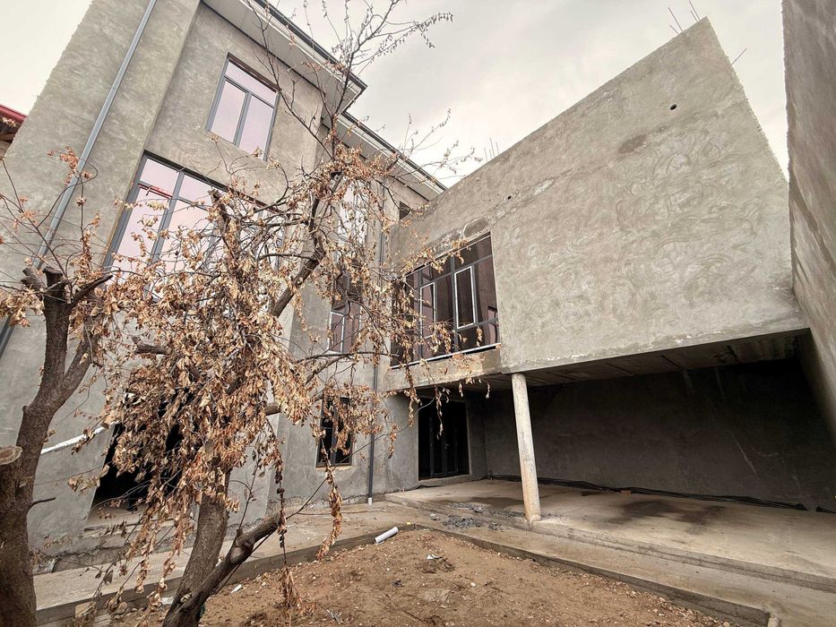 Продаётся дом в центре города в состоянии коробки с инфраструктурой