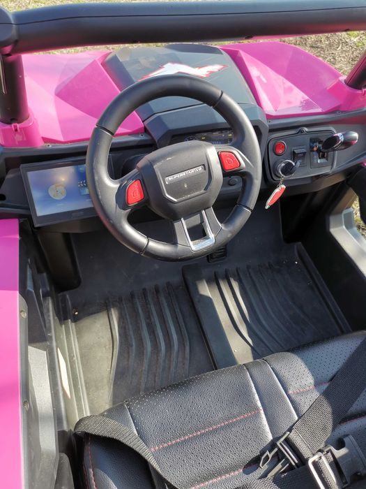 Акумулаторен джип  с два  кумулатора по 12 волта.