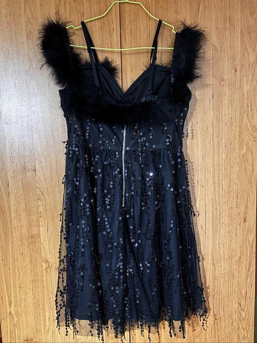 Къса черна разкроена рокля с паднали рамене и презрамки