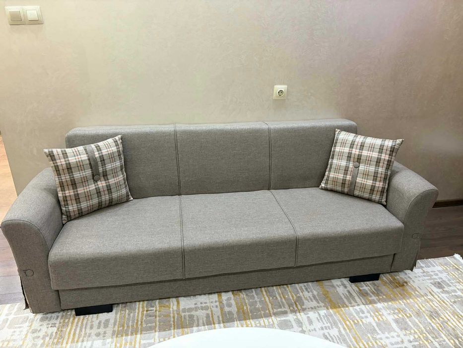 Два еднакви дивана