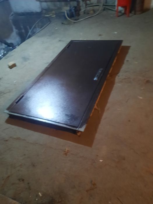 Сыртқы темір есік. Выходные двери.