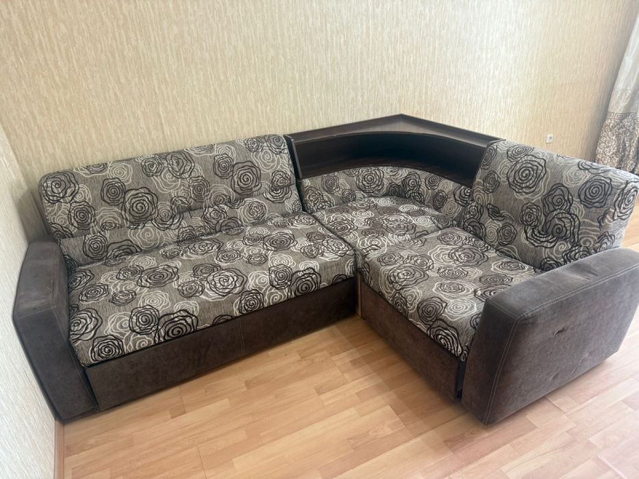 Угловой диван продам