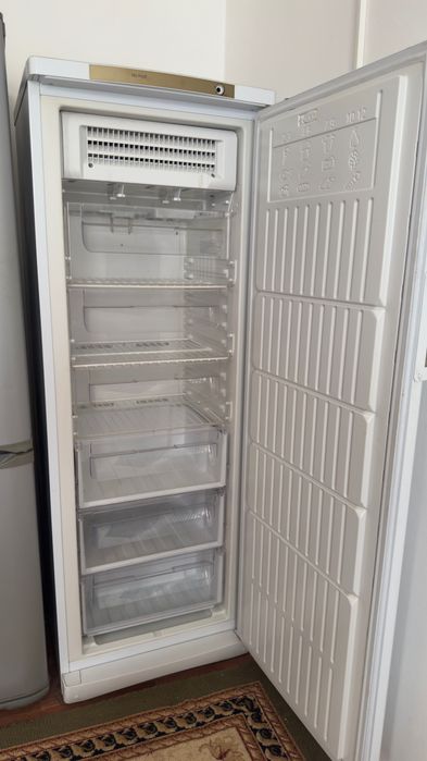 Продам морозильный шкаф Indesit