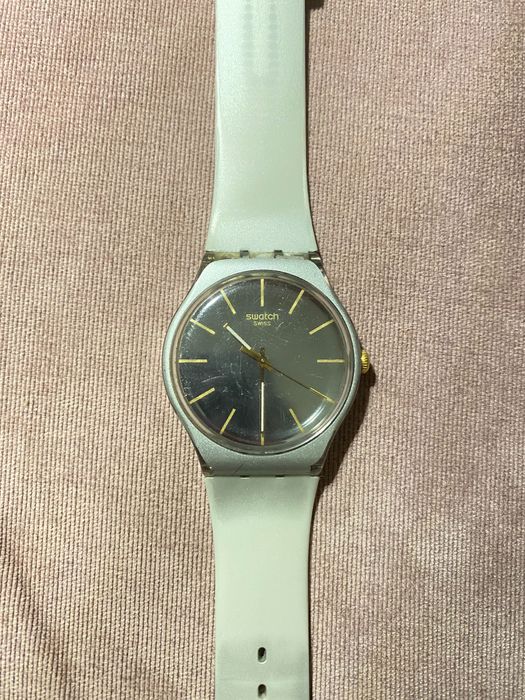 Серебристые часы SWATCH