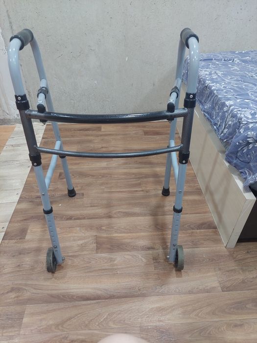 Продам коляску инвалидную и ходунки.
