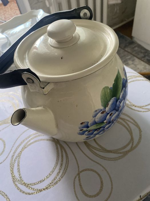 Эмалиранный чайник