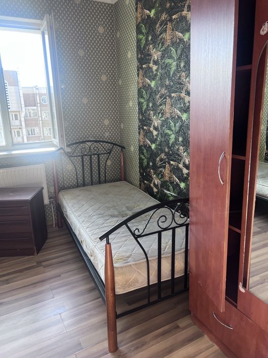 Кровать без матраса