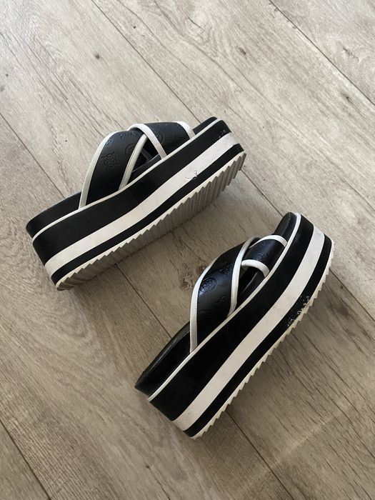 Фирменные шлепки guess