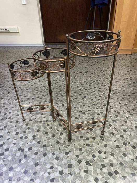 Подставка под цветы металлическая