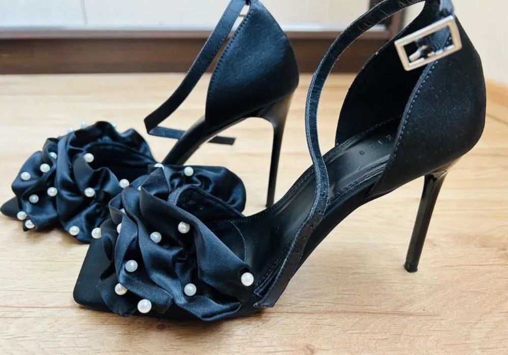 Черен сатен и бели перли