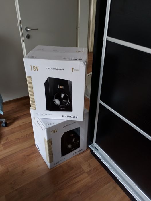 Adam Audio T8V stand bundle