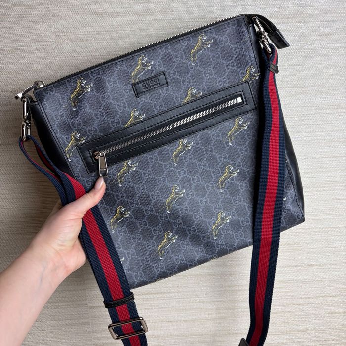 Мъжка чанта Gucci GG Supreme Tiger Messenger
