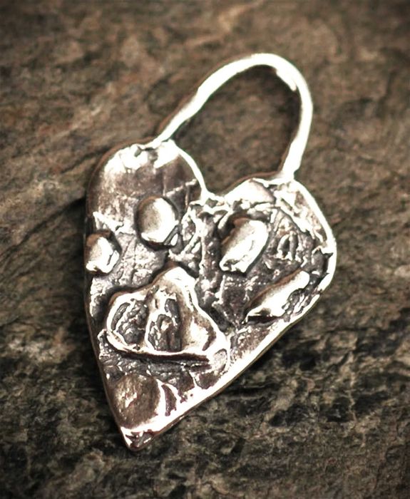 Сребърен медальон 925 лапичка в сърце  талисман за любов към животните