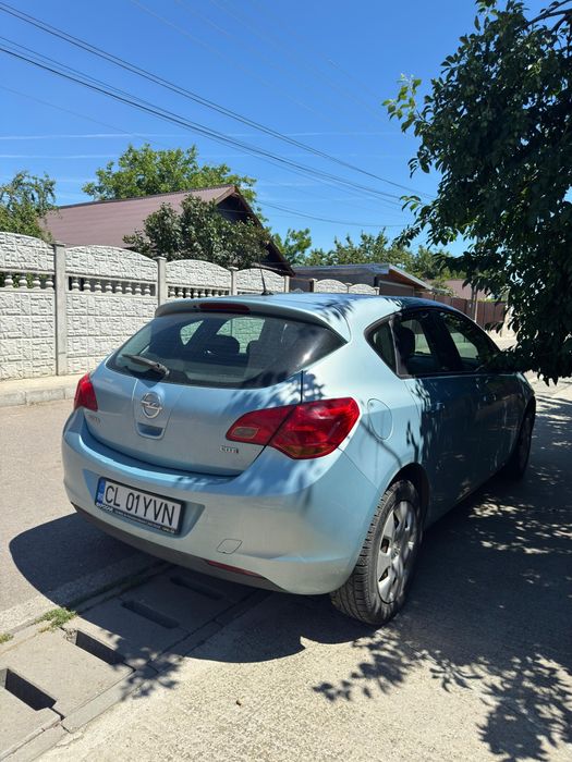 Vând Opel Astra J 2010