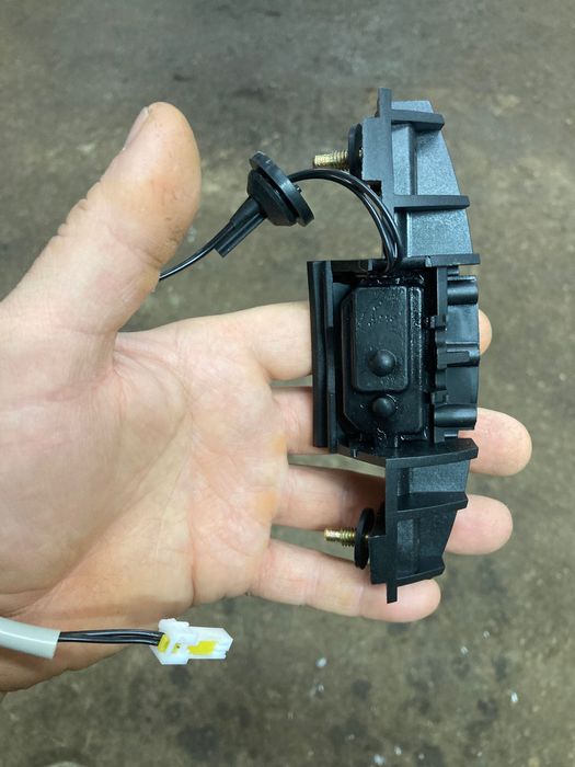 Копче за багажник Nissan Micra Mk3 K12