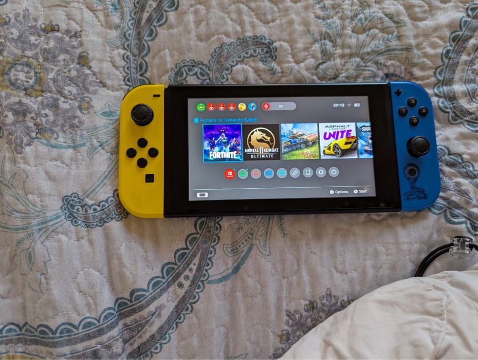 Продаю Nintendo switch плюс с играми