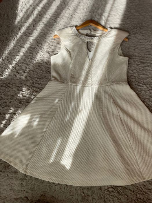 Елегантна рокля бяла