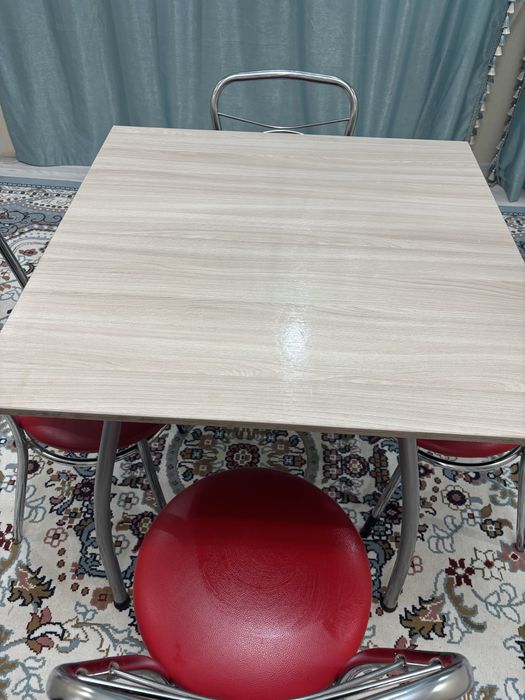 Стол для кухни и стульями