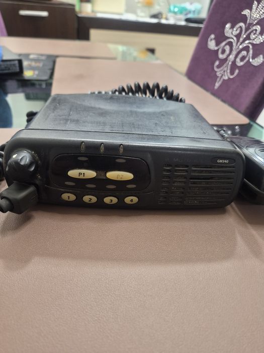 Vând stație emisie recepție Motorola GM 340 stare perfectă de funcționare împreună cu 2 antene cu talpă magnetică și o casetă taxi.