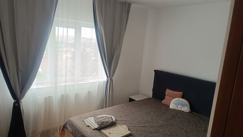 Închiriez apartament 2 camere   300 euro fix