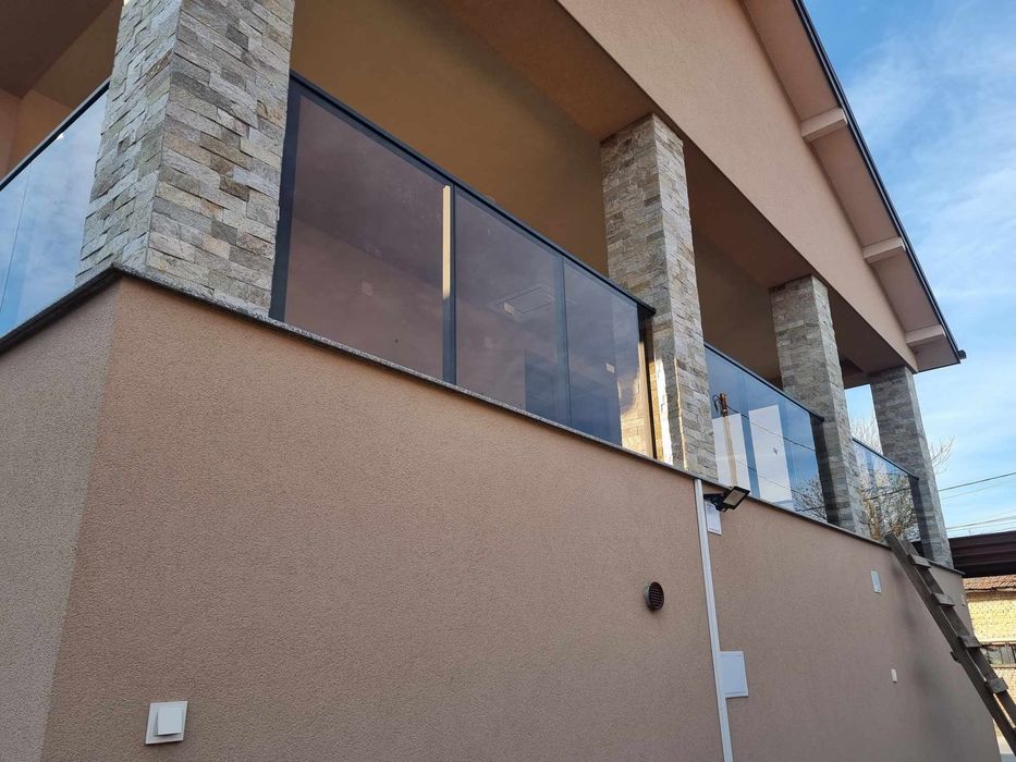 Алуминиеви и стъклени парапети