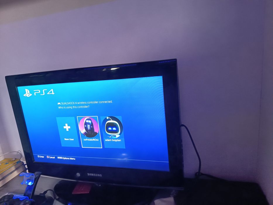 PS 4 ,500 GB,8 jocuri ,2 console