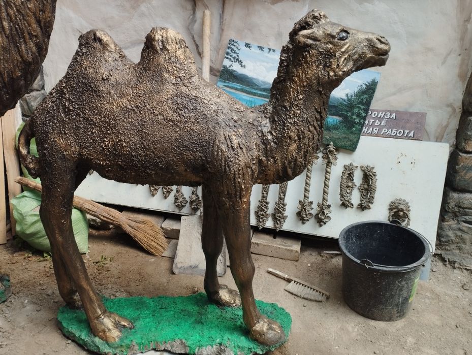 Скульптура из бетона верблюдица с верблюжонок в наличии