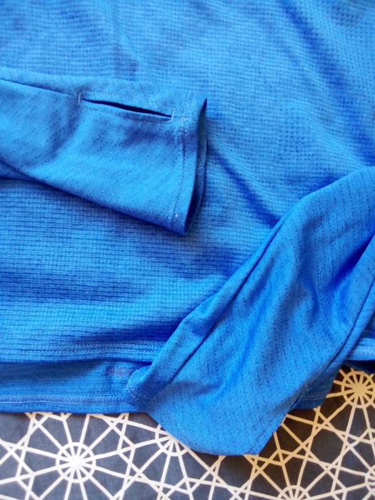 Продавам дамска блуза за бягане с дълъг ръкав в синьо,размер 32 -34