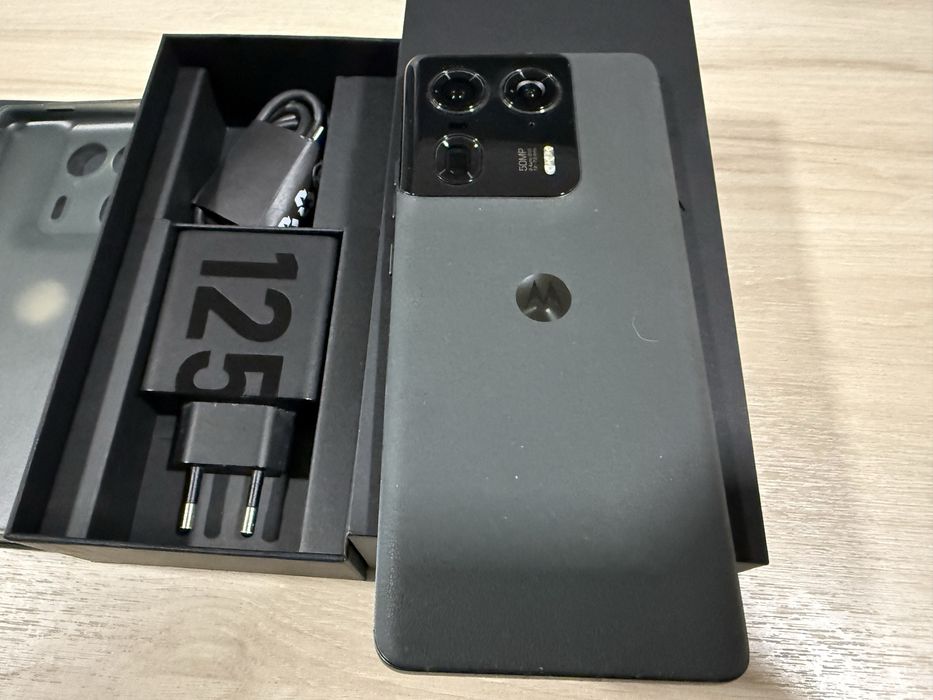 Продавам като нов Motorola edge 50 ultra 16/1tb