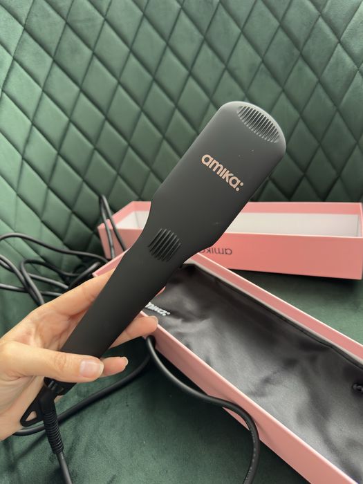 Perie pentru indreptat parul Amika