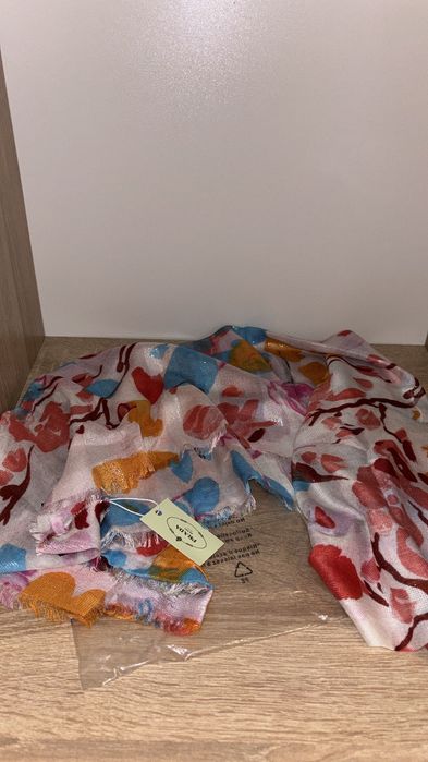 Accesoriu nou nou - eșarfă Prada