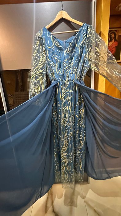 Офицялна Синя рокля носена веднъж