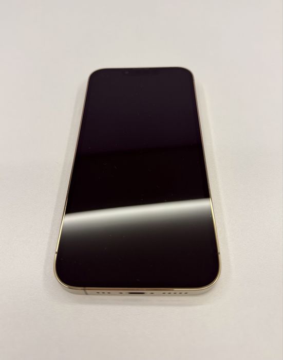 Iphone 13 Pro Gold в безупречно състояние и подаръци