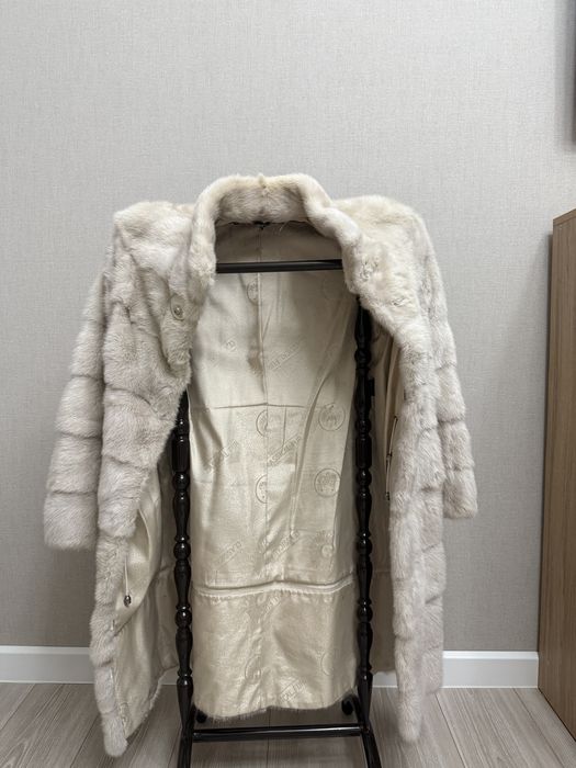 Продам шубу в бело-сером цвете в хорошем состоянии