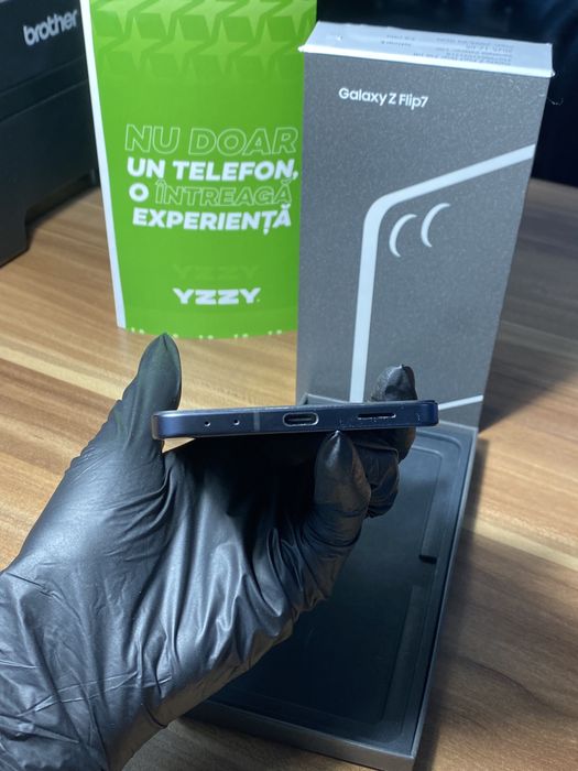 Samsung Galaxy Z Flip7 • 256 GB • Jetblack