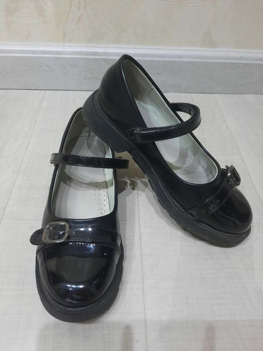 Продаю школьную обувь для девочек