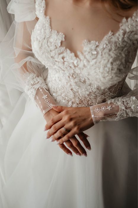 Rochie de mireasă ivory cu trenă regală și mâneci din dantelă