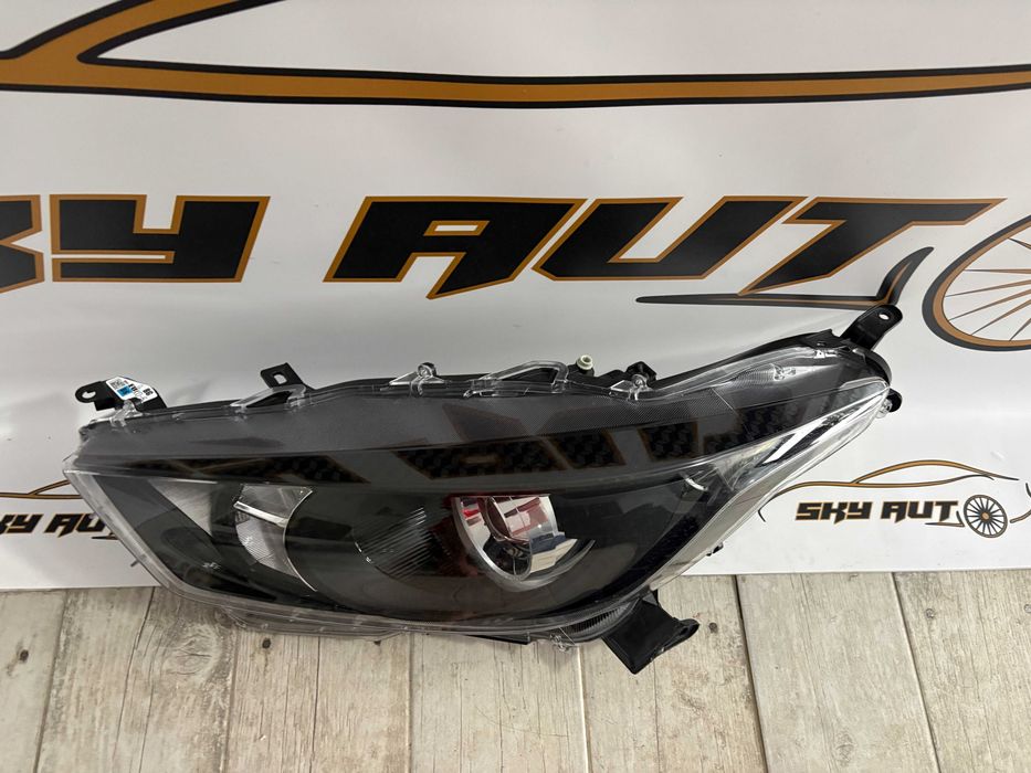 Far stanga halogen cu lupa Toyota Yaris dupa 2020 original Europa