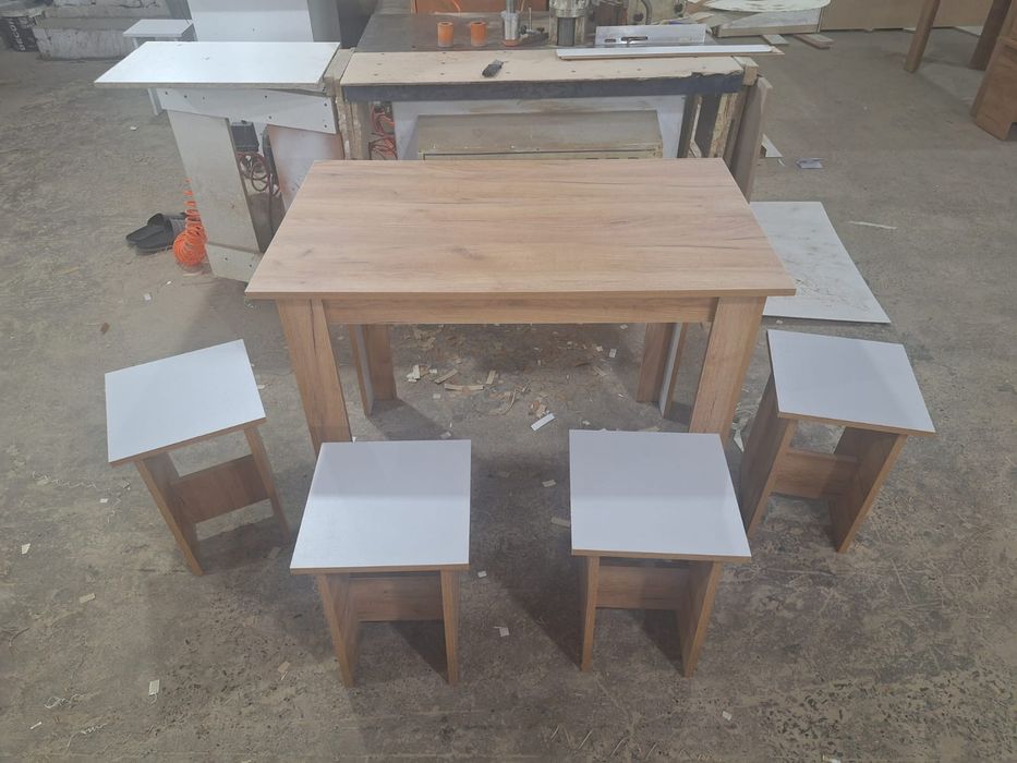 Продам новые стол и 4табуретки