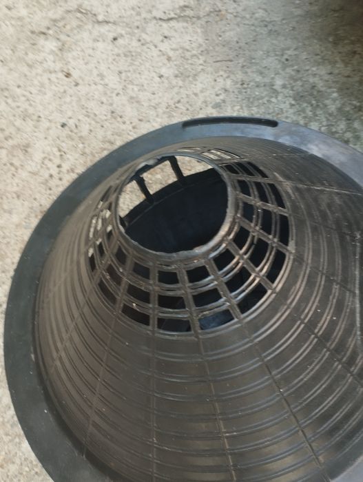 Vând coș din plastic pentru damigeană de 54 litri