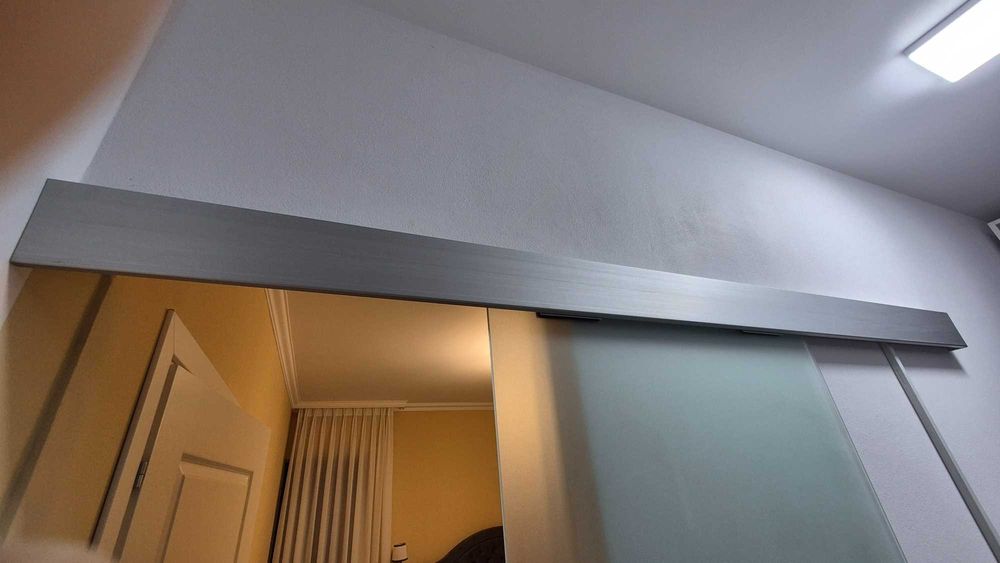 Usa din sticla pe sina