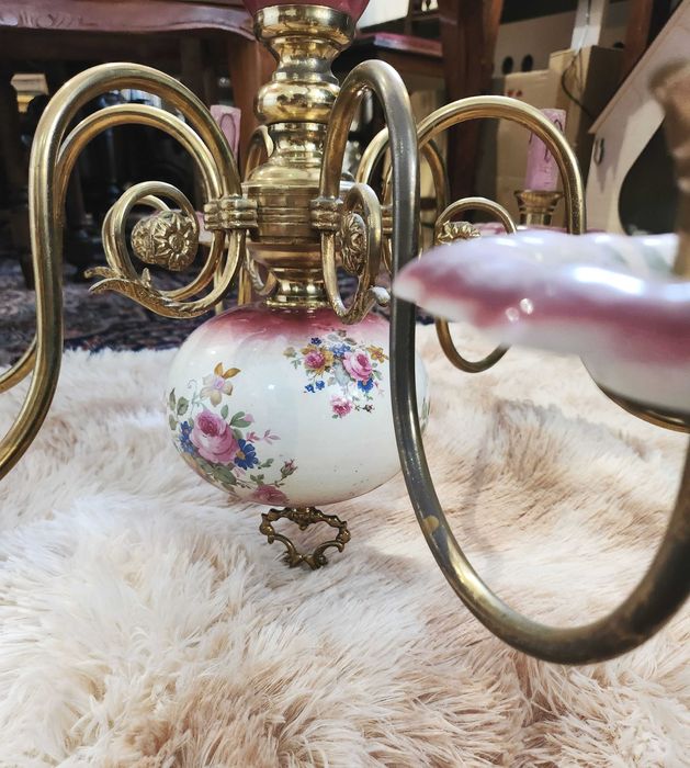 Порцеланов полилей с флорална декорация и месингови елементи