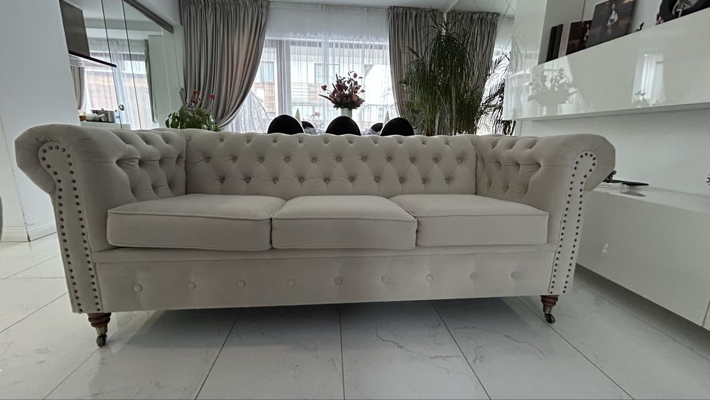 Vand 2 canapele de 3 locuri fiecare , in stare foarte buna