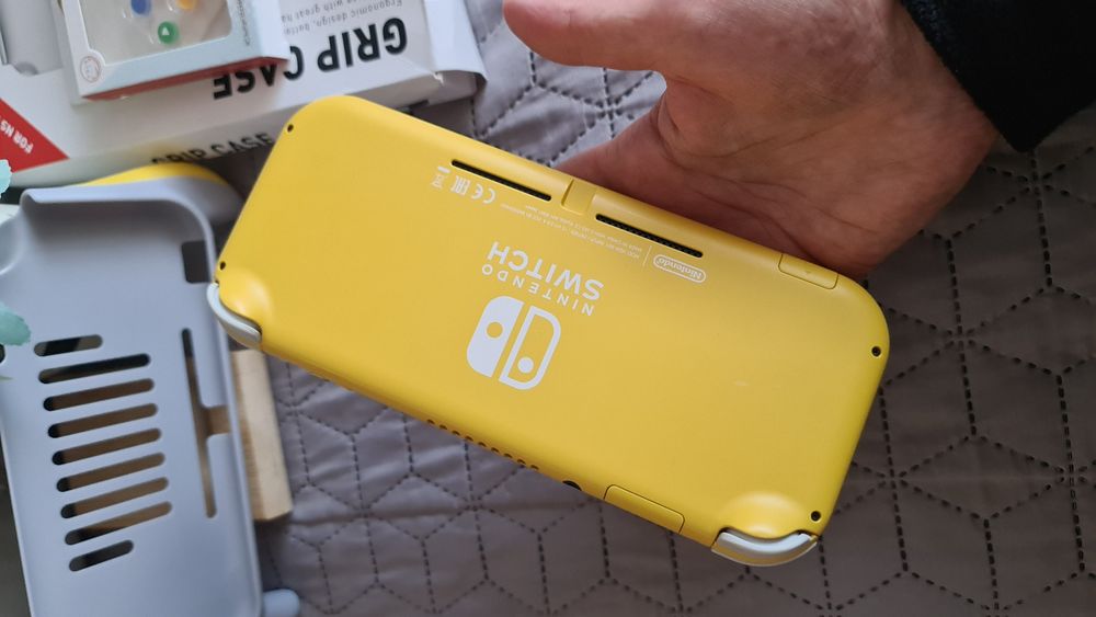 Nintendo switch lite с подаръци