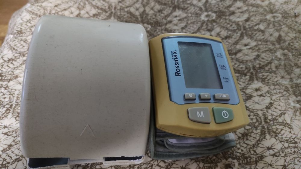 Продам танометр для запястья в нерабочем состоянии.