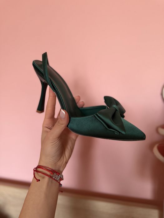 Чисто нови обувки на ток