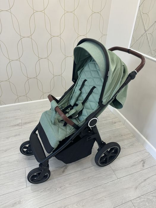 Маневренная коляска в идеальном состоянии