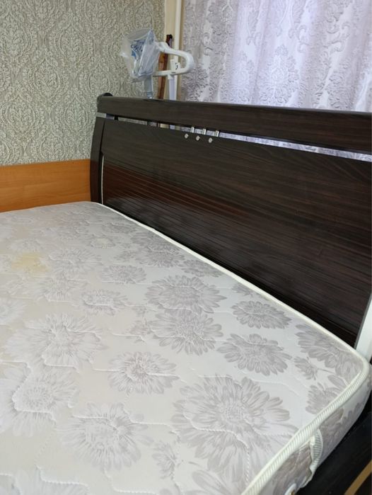 двухспальная кровать